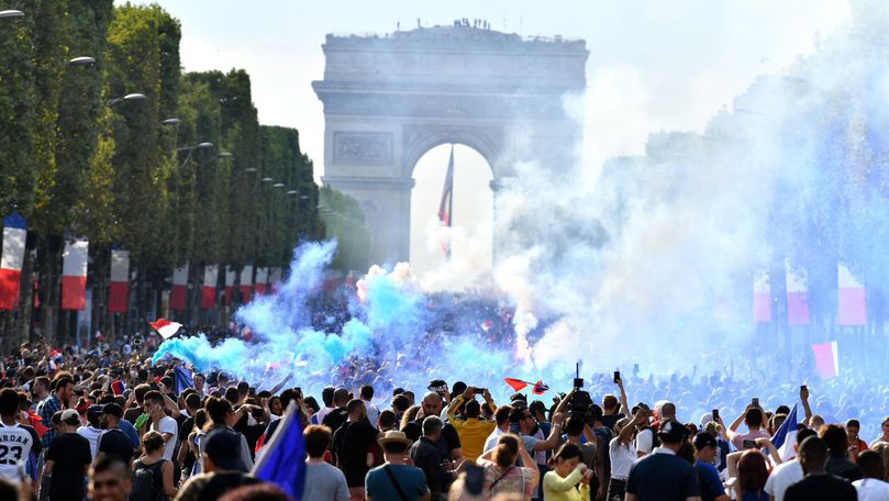 Campionii mondiali au revenit acasă. Imagini fabuloase pe Champs-Elysees