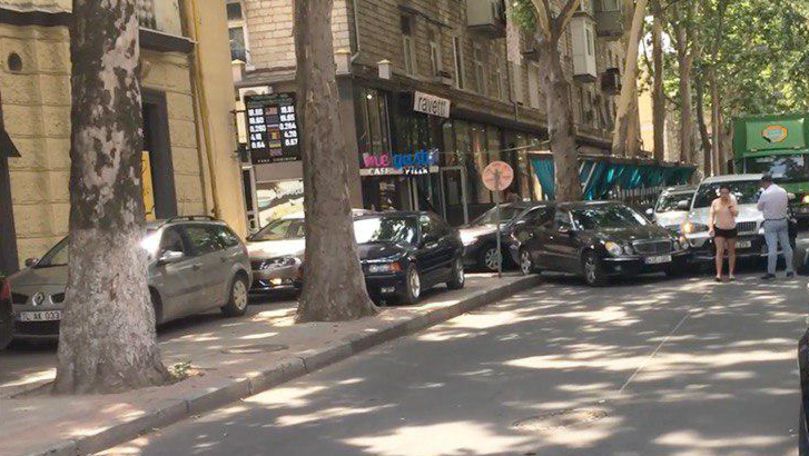 Accident în centrul Capitalei: Mașini filmate cum circulă pe trotuar