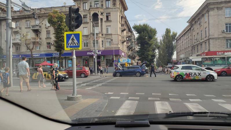 Două automobile s-au ciocnit la o intersecție din Chișinău: Un rănit