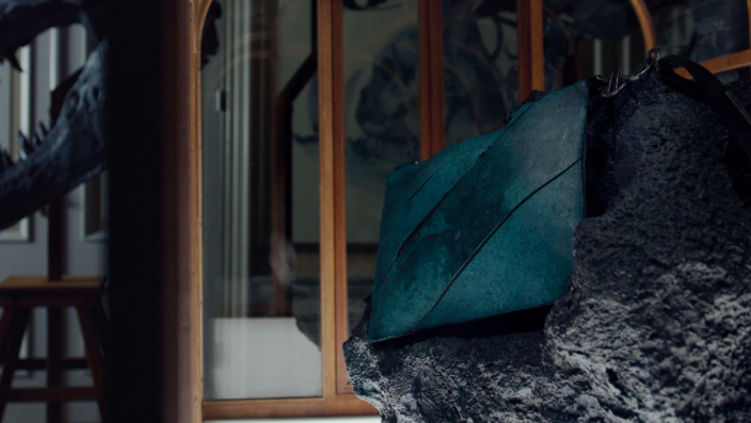 Первую сумку из «кожи тираннозавра» выставят на аукцион. Фото: VML