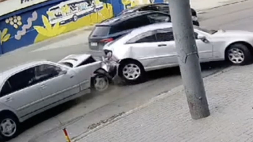 Două Mercedesuri s-au lovit violent: Un bebeluș s-a ales cu traumatisme