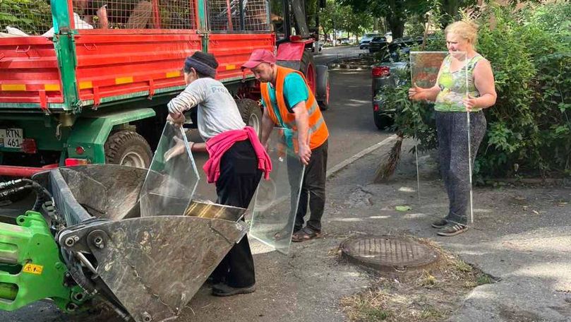 Lucrările de salubrizare și evacuare a deșeurilor continuă în Capitală