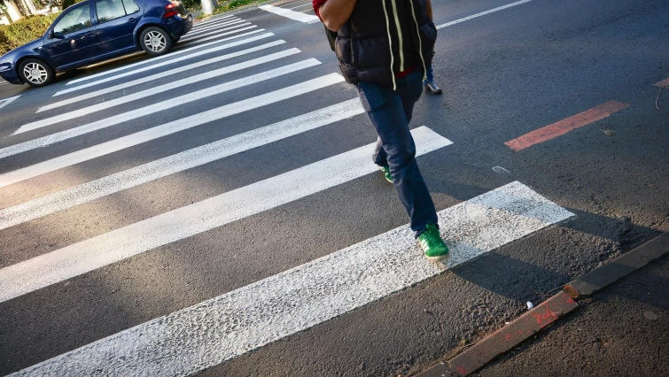 O mașină, la un pas de a tampona un pieton pe zebră la Orhei