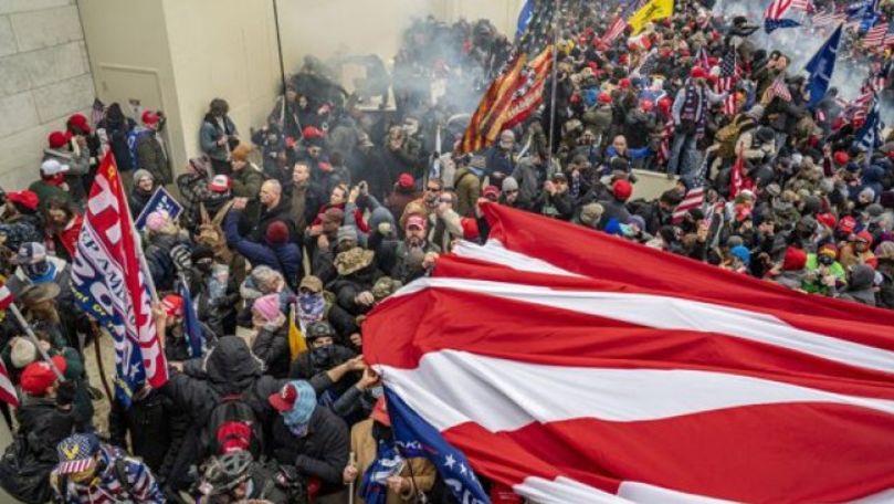 Capitoliul, luat cu asalt: Washingtonul, pe un butoi de pulbere