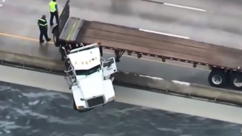 Un șofer de tir din Statele Unite s-a trezit suspendat deasupra unui râu