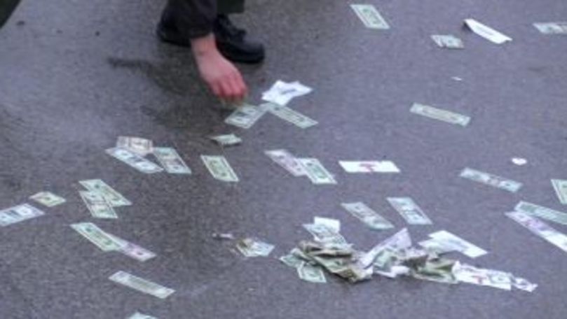 O maşină blindată a umplut o autostradă cu bancnote: Avea 600.000 $