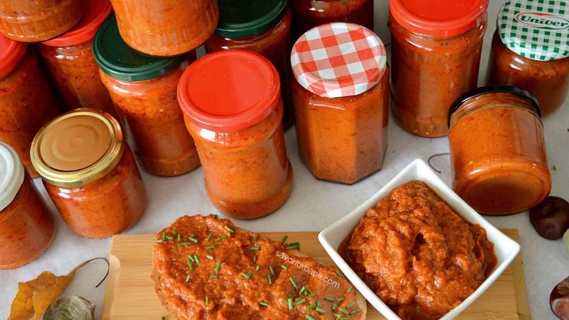 Degustare de zacuscă: Gospodarii şi-au expus borcanele cu conserve