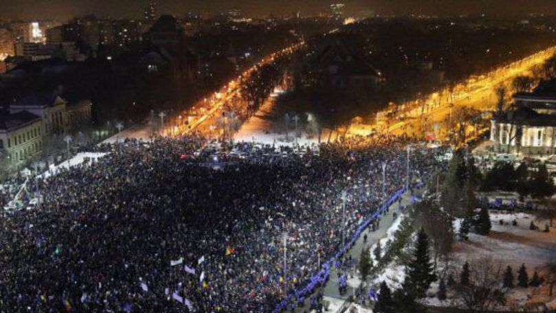 Protest în ploaie în Piața Victoriei din București
