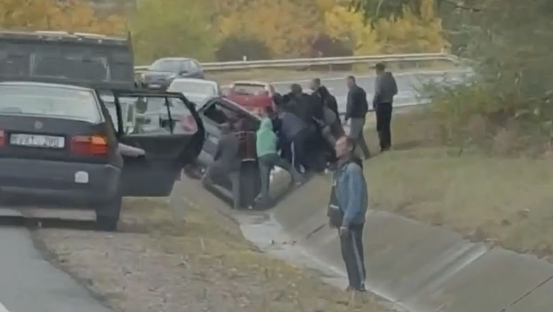 Accident pe un drum național: O mașină a căzut într-un canal de scurgere