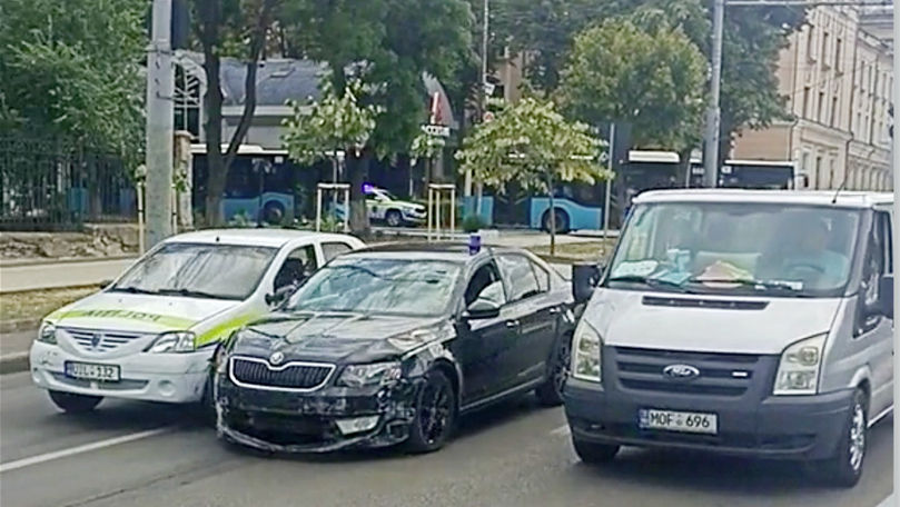 Noi scene, filmate în Capitală: O mașină a Poliţiei urmăreşte o Skoda
