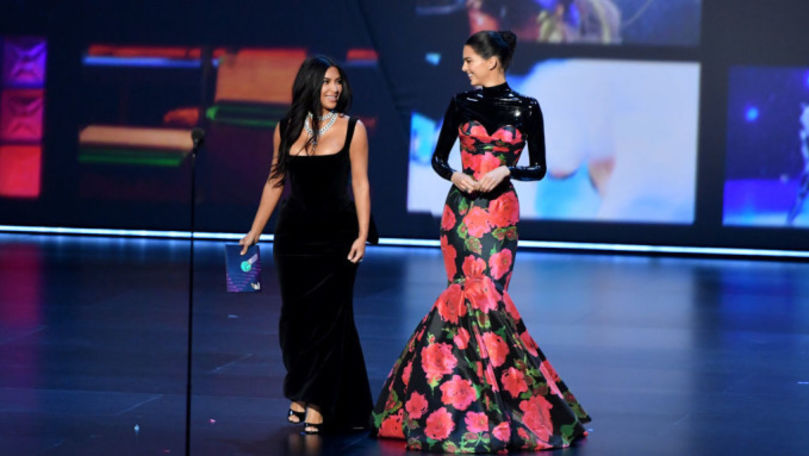 Surorile Kardashian, umilite la premiile Emmy. Momentul, filmat