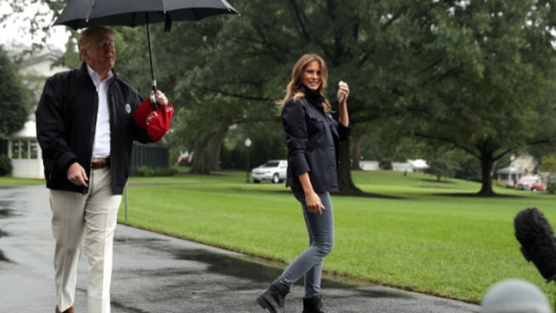 Trump și-a lăsat soția în ploaie, în timp ce el se proteja cu o umbrelă