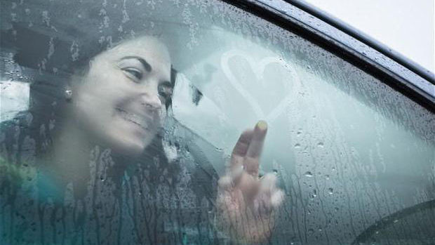 Explicație: De ce se aburesc geamurile mașinii în care e cineva servit