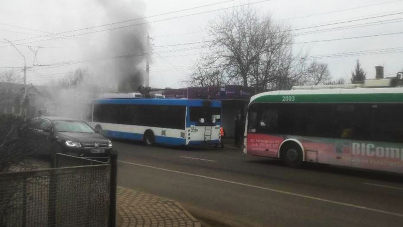Un troleibuz nou a fost cuprins de flăcări pe o stradă din Bălți