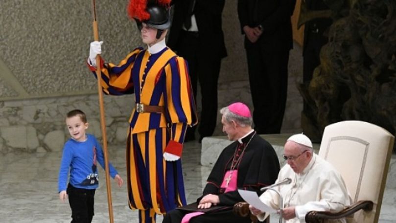 Un copil a urcat pe scenă în timpul unui discurs al lui Papa Francisc
