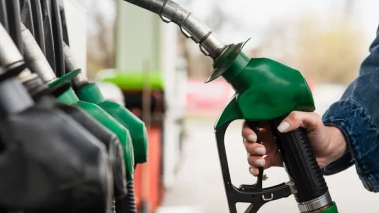Scumpirile continuă: Noile prețuri plafon la carburanți pentru mâine