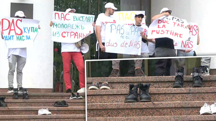 ПКРМ и "Шор" принесли к парламенту обувь в знак того, что молодежь уезжает из страны. Коллаж: Point.md