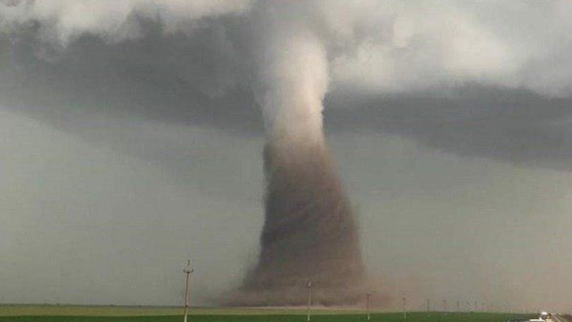 Imagini înfricoșătoare: O tornadă s-a format într-un oraș din România