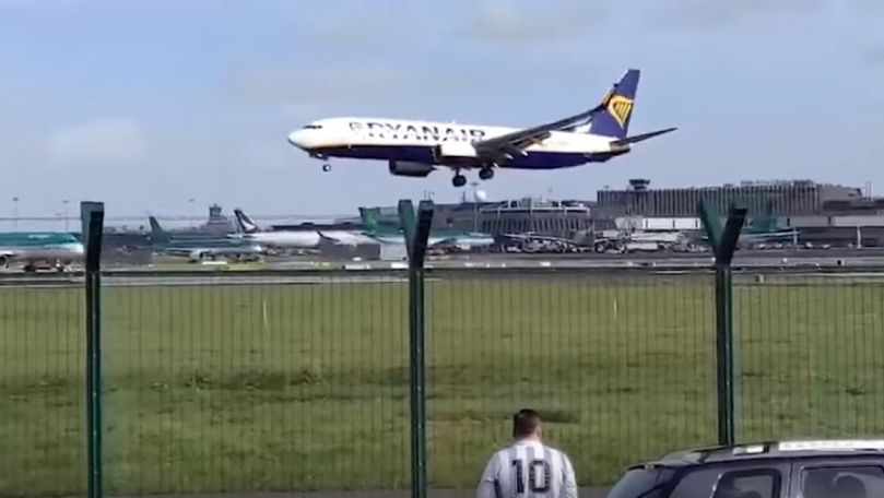 Momentul în care un avion ratează aterizarea din cauza vântului puternic