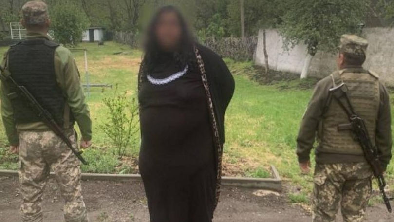 Un bărbat îmbrăcat ca o femeie a încercat să treacă ilegal frontiera