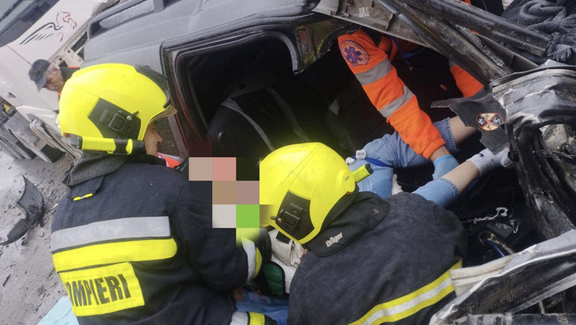 Grav accident în raionul Edineț: Șoferul unui BMW, blocat între fiare