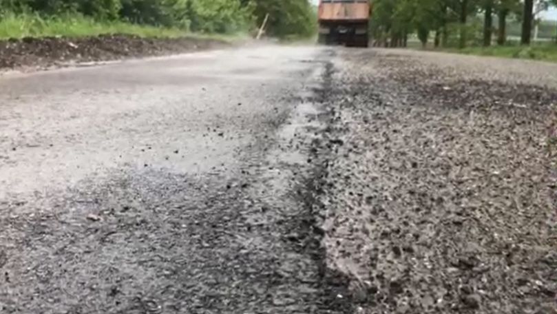 Drumarii din Râșcani, filmați cum cârpesc drumurile pe ploaie