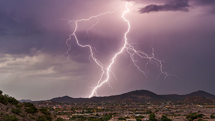 В Пуэрто-Рико молния ударила троих детей: момент поражения попал на видео.