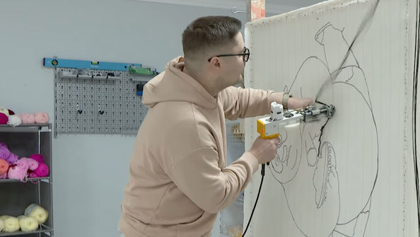 Un tânăr din Moldova confecționează covoare personalizate 3D