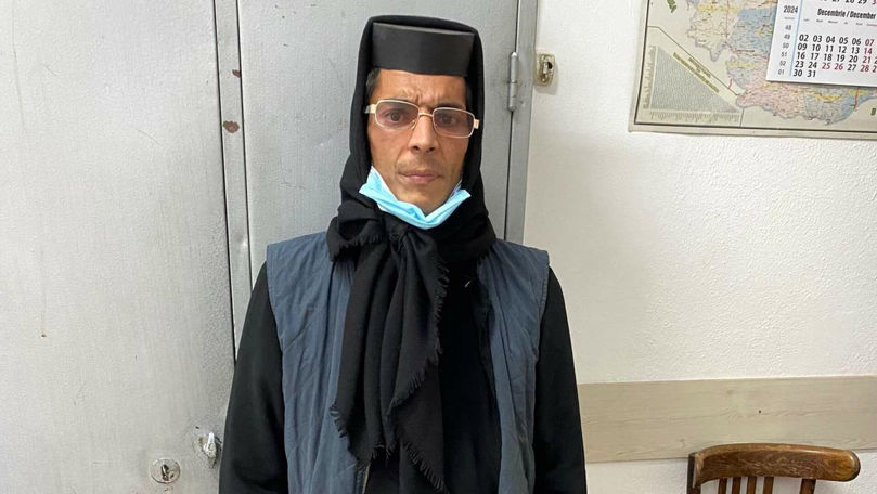 Bacău: Un cerșetor deghizat în măicuță, prins. Tocmai primise bani