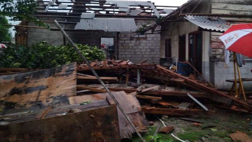 Tornadele au făcut ravagii în Ucraina: Case avariate şi copaci smulşi