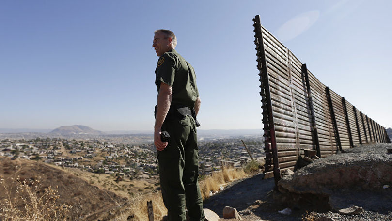 Donald Trump trimite soldaţi înarmaţi la frontiera cu Mexicul