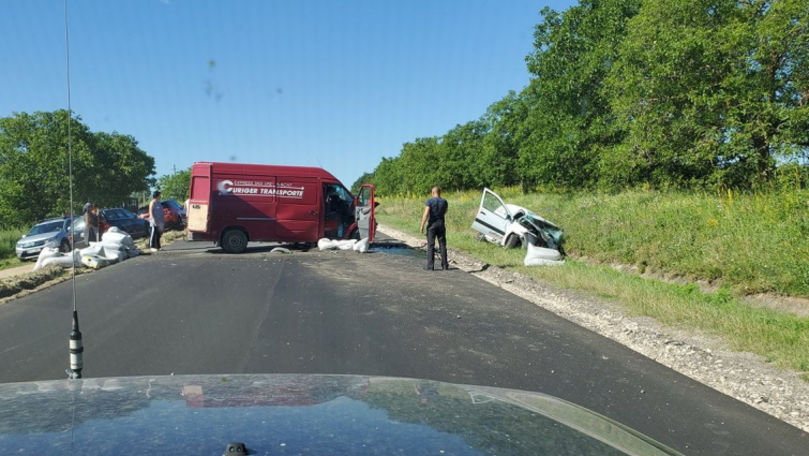 Accident frontal la Nisporeni: Doi șoferi, în stare gravă la spital