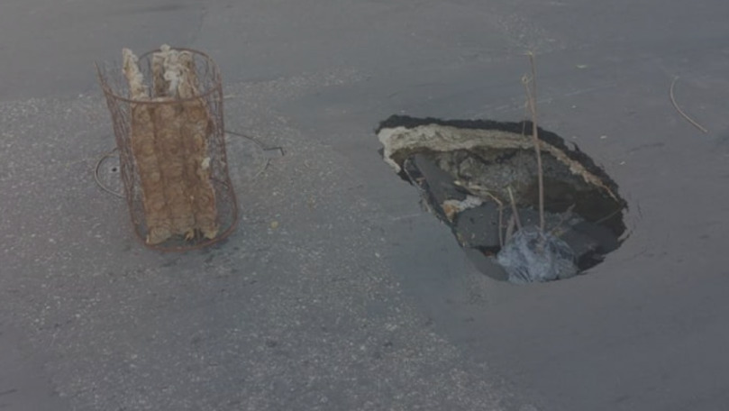 Un crater în asfalt a apărut pe strada Tighina din Chișinău