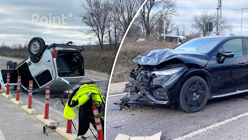 Grav accident, la Strășeni. O Niva a fost răsturnată de un Mercedes.