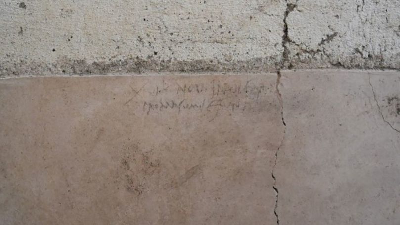 Un mesaj descoperit pe peretele unei case rescrie istoria