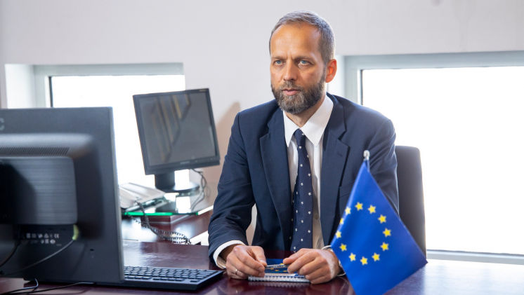 Ce spune ambasadorul UE în Moldova despre suspendarea posturilor TV