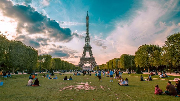 Turnul Eiffel, vizitat de mai mulţi turişti decât înainte de COVID