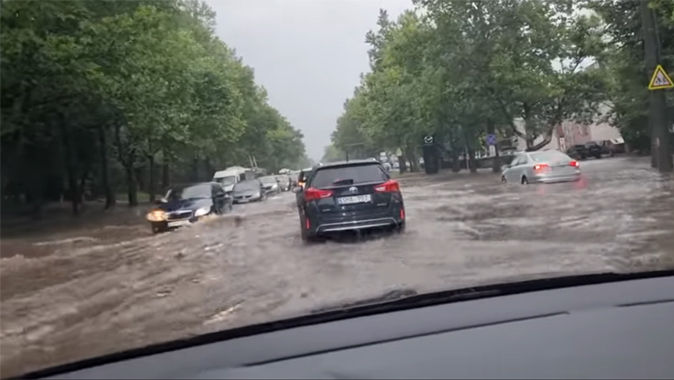 Inundații în Capitală: Sistemul de canalizare pluvială fie este, fie nu