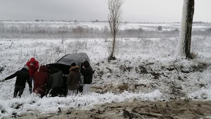 O maşină s-a răsturnat într-un şanţ la Rezina. Primele imagini