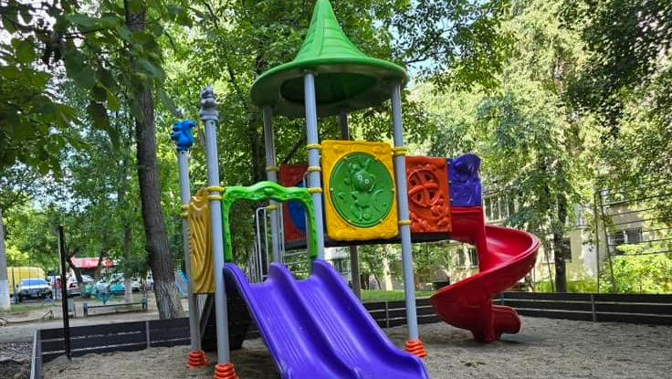 Copiii din sectorul Râșcani se bucură de un nou teren de joacă