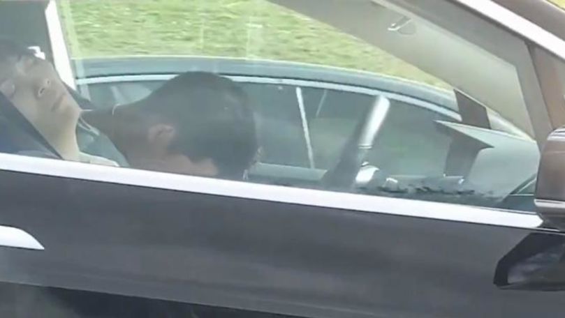 Şofer filmat cum doarme la volanul unei maşini Tesla cu pilot automat