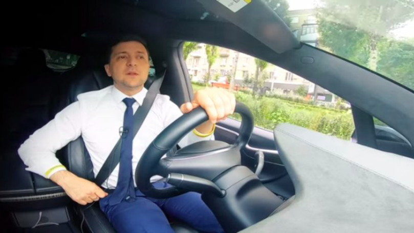Președintele Zelenski, filmat la volanul unei Tesla Model X