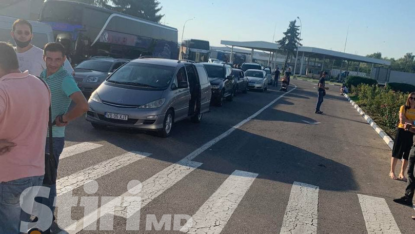 Coadă infernală de mașini la vama Leușeni, pe sensul de intrare în țară