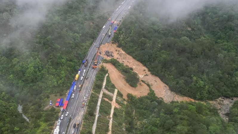 O porțiune de autostradă în sudul Chinei s-a surpat: Sunt 36 de morți