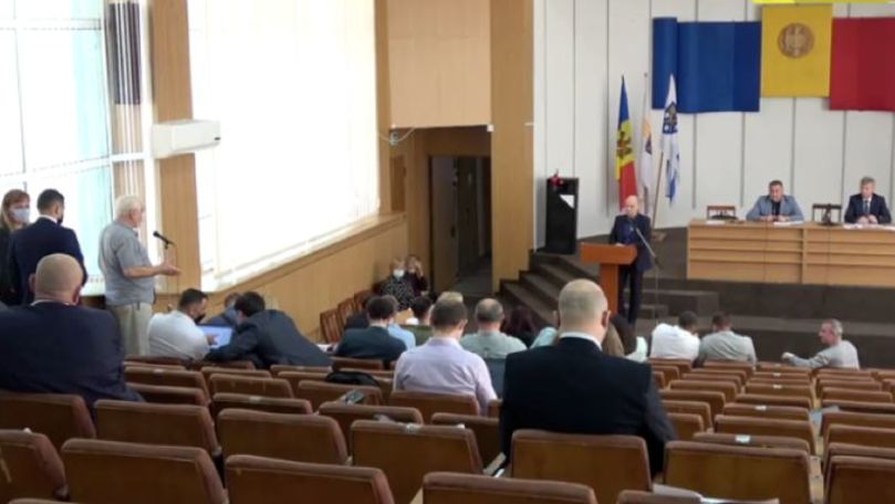 Муниципальный советник заявил, что обработал микрофон в зале "Новичком".