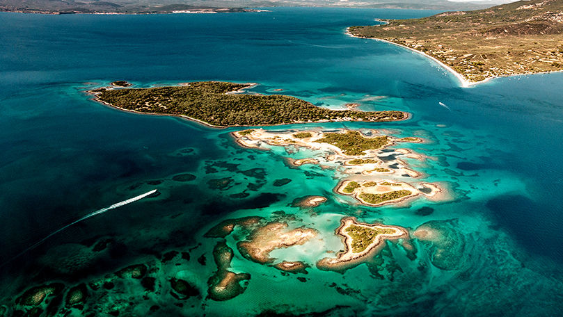 O insulă superbă din Grecia oferă celor care se mută 500 de euro pe lună