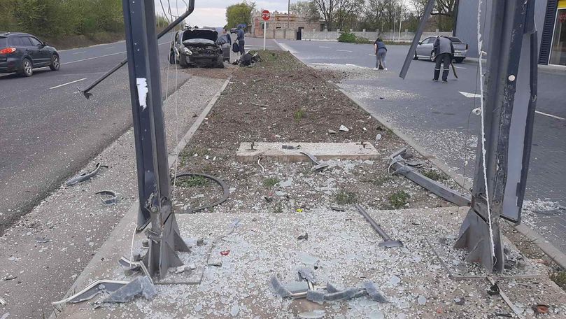Șoferul filmat cum trece prin panoul benzinăriei ar fi adormit la volan