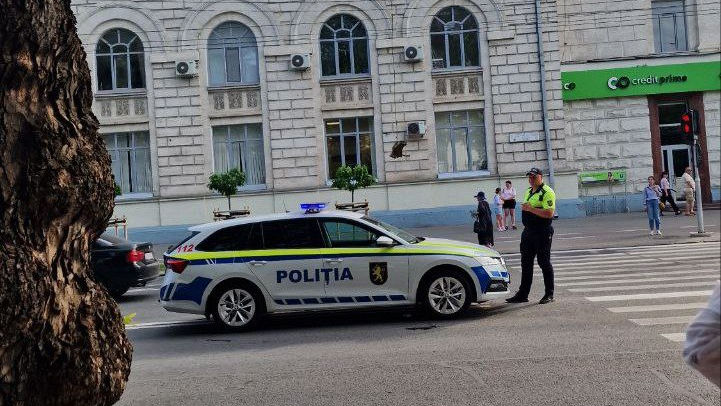 Un buștean atârnă de un fir în centrul Capitalei. Zona, securizată