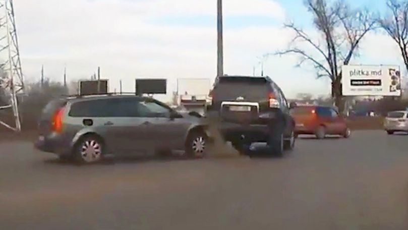 Două mașini, filmate cum se ciocnesc violent lângă Tutun-CTC