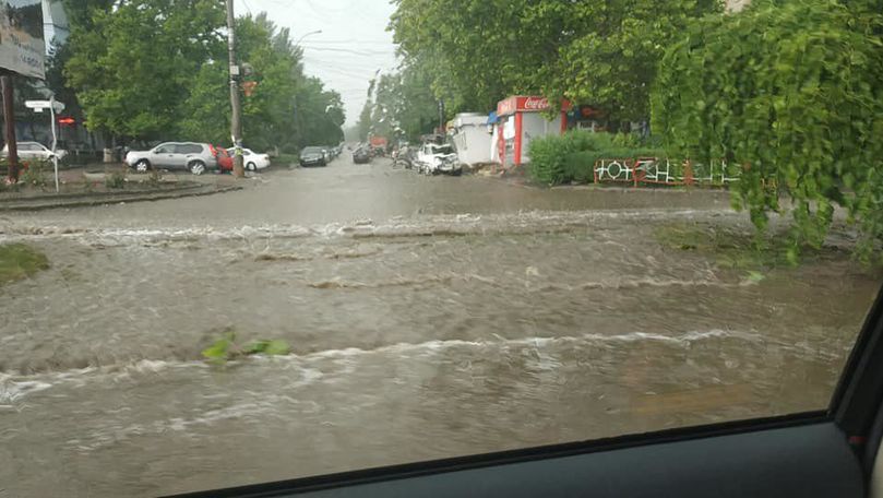 Ploaia a făcut prăpăd în Chișinău: Străzi inundate și ambuteiaje